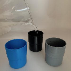 Plastmugg i olika färger 8,5x7,5cm