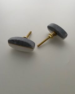 Knopp 55x27mm sten oval vit/grå