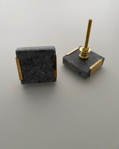 Knopp 40x40mm sten grå fyrk.mäss kant