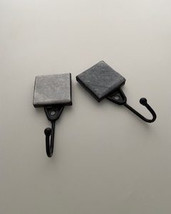 Krok 80x40mm sten grå svartkrok