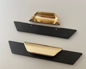 Handtag med bricka guld/svart 64cc  160mm